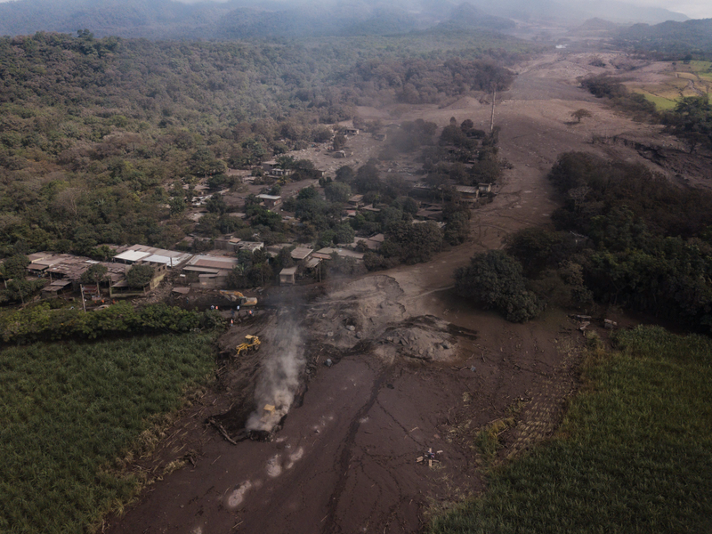 Illustration for article titled Así se ve Guatemala desde el cielo tras la erupción del volcán de Fuego: pueblos enteros sepultados bajo la ceniza